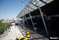 Një mori taksish duke pritur para aeroportit në Tiranë.