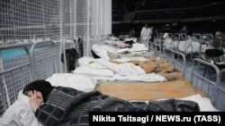 Жителите на Шебекино се засолнуваат во објект за привремено сместување во Белгород Арена.