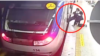 Një fotografi nga kamerat e sigurisë në metronë e Teheranit shfaq një vajzë duke u tërhequr jashtë trenit nga vajzat e tjera.
