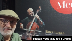 Rozs Tamás indiai koncertjének plakátja előtt