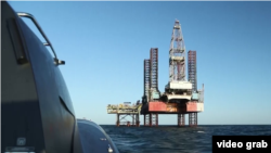 Украинский военный катер приближается к одной из буровых платформ во время рейда на «вышки Бойка» в Черном море. Август-сентябрь 2023 года, фото ГУР МО Украины