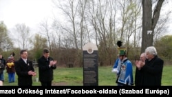 A tápióbicskei történelmi emlékhelyet jelölő sztélé avatóünnepsége 2023 áprilisában