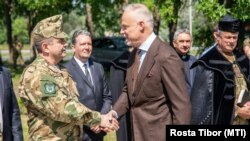 Szalay-Bobrovniczky Kristóf honvédelmi miniszter (j) és Böröndi Gábor altábornagy, a Honvéd Vezérkar főnöke az új Hunyadi-kápolna felszentelésén a hódmezővásárhelyi Zrínyi Miklós-laktanyában 2023. május 26-án.