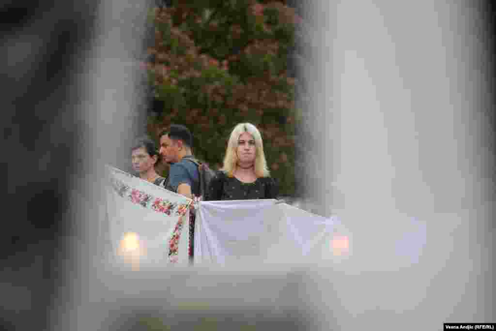 U akciji &quot;Majčina marama&quot; okupljeni su simbolično vezivali maramu za maramu. Posvećena je ženama koje su preživele genocid u Srebrenici i njihovoj borbi za privođenje pravdi odgovornih za genocid.