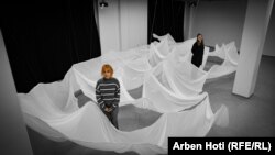 Umetnice Renea Begoli i Ljuiza Tači na izložbi u "Hivzi Sylejmani".