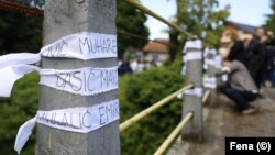 Učesnici šetnje su zavezali bijele trake sa imenima ubijenih Prijedorčana za ogradu mosta u Prijedoru.