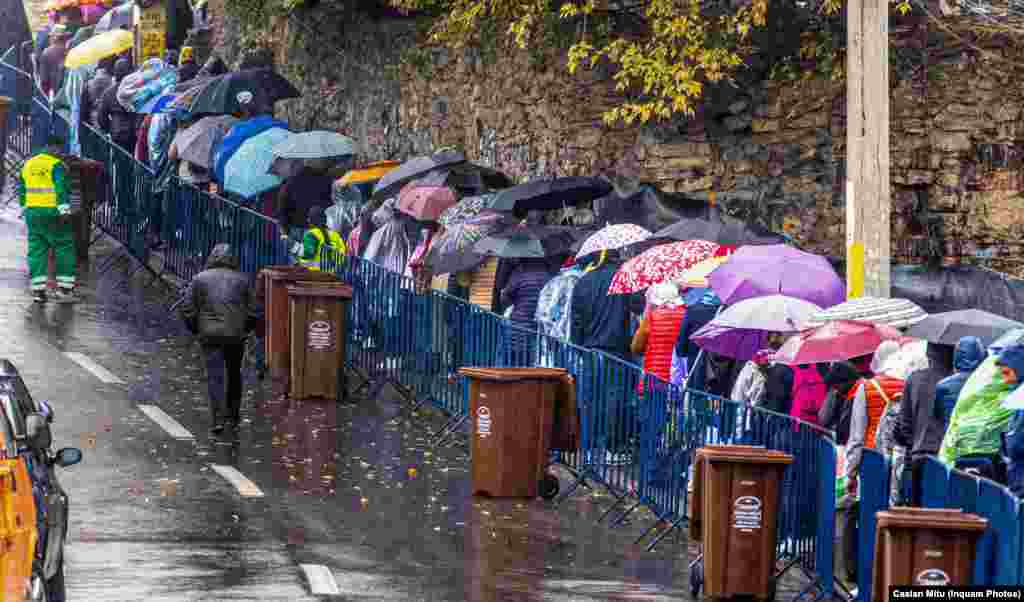 Rând la racla Cuvioasei, în octombrie 2023, pe o vreme rece și ploioasă