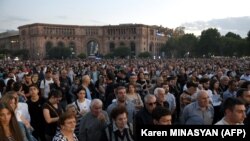 Örmények tüntetnek a jereváni kormány épülete előtt a Hegyi-Karabahban történtek miatt 2023. szeptember 21-én