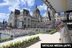 Pap duke kremtuar një meshë të shenjtë në një shesh të Budapestit.