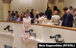 მოქალაქეებისთვის შეზღუდვის დაწესებას პარლამენტში წინ უძღოდა მოქალაქის პროტესტი, რომელიც საკანონმდებლო ორგანოში ერთ-ერთ ღონისძიებაზე მიწვეულ სტუმრად მივიდა, შემდეგ კი სხდომათა დარბაზის იარუსიდან გაშალა კაშნედ შემოხვეული ნაჭერი წარწერით და პარლამენტარებს გადააყარა ნაბეჭდი რუბლები.