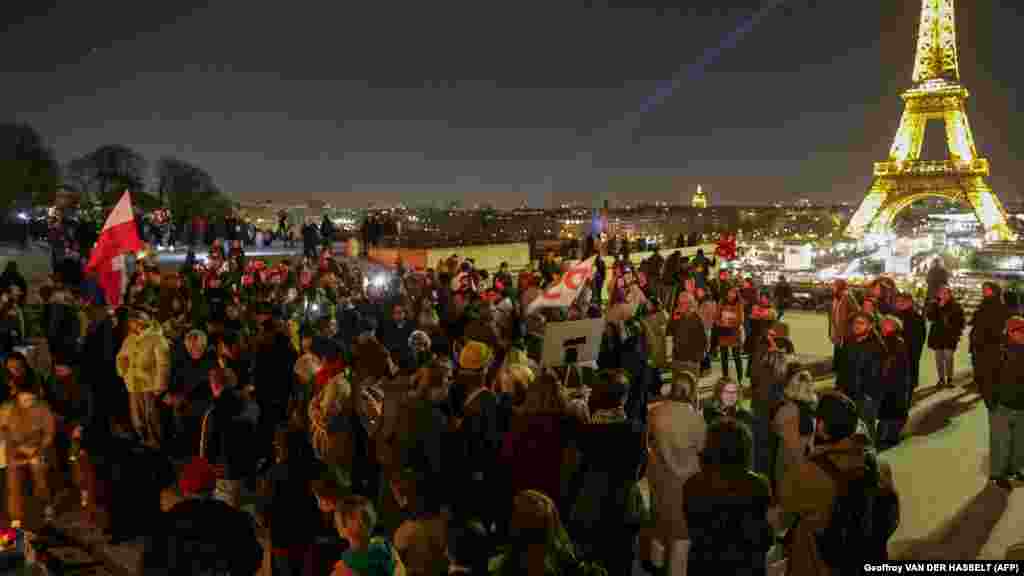 Navalnij tiszteletére rendezett gyűlés Párizsban 2024. február 17-én