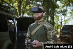 Bohdan a părăsit universitatea pentru a se înrola în armată. După mai bine de un an în infanterie, și-a schimbat meseria și a devenit operator de drone.