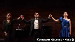 Александрина Михайлова (вдясно) заедно с колегите си в края на концерта