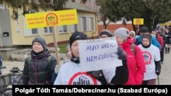 A Mikepércsi Anyák egyik tüntetése az akkumulátorberuházások ellen 2023-ban