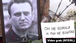 Луѓе му оддаваат почит на Навални во Централа Азија