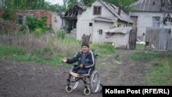 Mikola i mačak po imenu Timuka u Kozača Lopanu, Ukrajina.