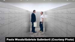 Кристиан Паули (ляво) и Тони Рейнард (дясно) в един от най-охраняваните трезори на "Singapore Freeport". Рейнард е председател на трезора. Паули е генерален мениджър на "Fine Art Logistics", която освен в Сингапур има трезори в Женева, Монако и Люксембург.