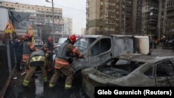 Екипи на пожарната гасят част от горящите коли в жилищен квартал в Киев. Украинската столица беше подложена на ракетни удари в ранните часове на 9 март