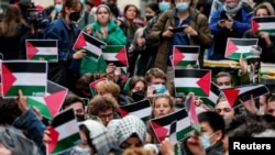 Студенти участват в окупацията на улицата пред университета „Сианс По“ в Париж, Франция, 26 април 2024 г.
