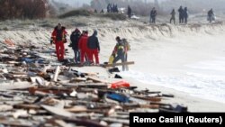 Casilli Spasioci se spremaju na potragu za preživjelima nakon smrtonosnog brodoloma, 28. februar 2023. 