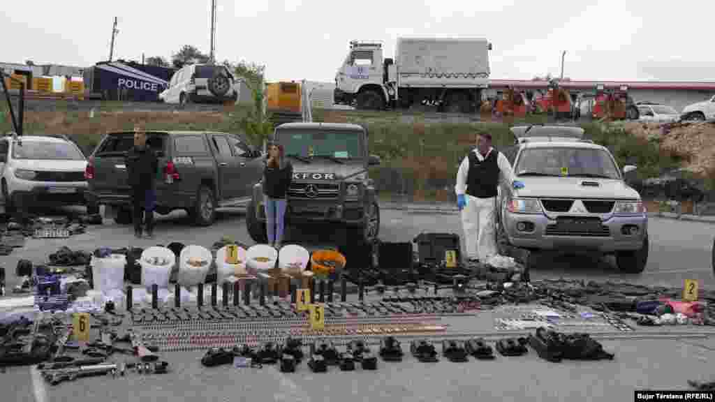 Drejtori i përgjithshëm i Policisë së Kosovës, Gazmend Hoxha, tha se në një makinë Mercedes, me targa të Beogradit, është gjetur një leje për armë në emër të Millan Radoiçiqit.