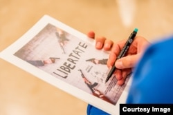 Spectatorii care merg să vadă filmul „Libertate” primesc un ziar cu informații despre ce s-a întâmplat la Sibiu.