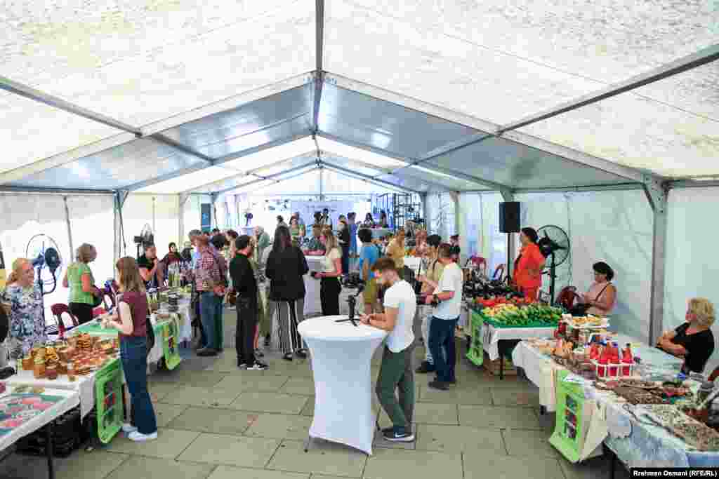 Vizitorët e panairit të produkteve të grave në agrobiznes.