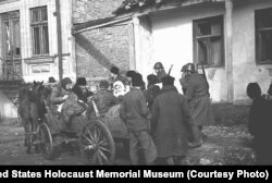 Румънски войници депортират евреи от Кишинев, 28 октомври 1941 г. Снимката е от музея на Холокоста в САЩ.