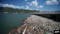 Skupljanje smeća u Hidroelektrani "Đerdap 1" kod Kladova, 24. jula 2013.