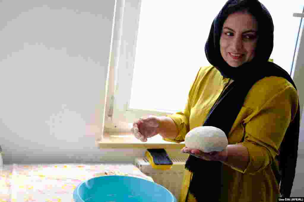 U stanu zgrade koju dijele sa drugim izbjeglicama iz Afganistana kao i Sirije, Seema koja je ranije radila kao novinarka i zamjenica guvernera, često sprema afganistanska jela.&nbsp;