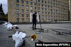 7 აპრილი, მთავრობის ადმინისტრაციასთან სამშენებლო მასალები ჩნდება