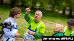 Диан Костов (в средата) координира екипа, който подготвя инсталацията в базиликата "Светото сърце" в Брюксел.