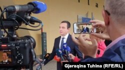 Kosovski premijer Aljbin Kurti bio je u Briselu u junu (na fotografiji ispred sedišta EU u Briselu), na razgovorima koji su bili sazvani kako bi se dogovorila deeskalacija tenzija na Kosovu. U Briselu je tada bio i predsednik Srbije Aleksandar Vučić, ali se nisu sreli.