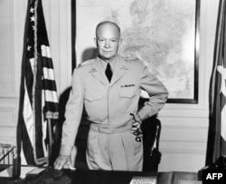 Дуайт Эйзенхауэр, командующий силами НАТО в Европе в своей штаб-квартире в Париже в 1951 году