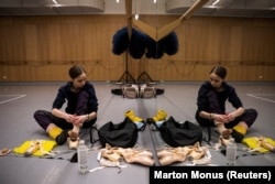 Hana se priprema za probu u zgradi Državne opere u Budimpešti.