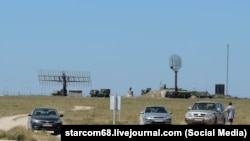 Российские РЛС «Небо-М» (слева) и РЛС «Каста-2Е2». Мыс Тарханкут, Крым, 2016 год