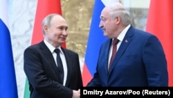 Руководители России и Беларуси, Владимир Путин (слева) и Александр Лукашенко во время встречи в Минске, 24 мая 2024 года