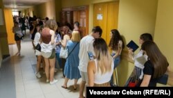 Coadă la depunerea actelor de admitere la Universitatea de Stat din Moldova, iulie 2023