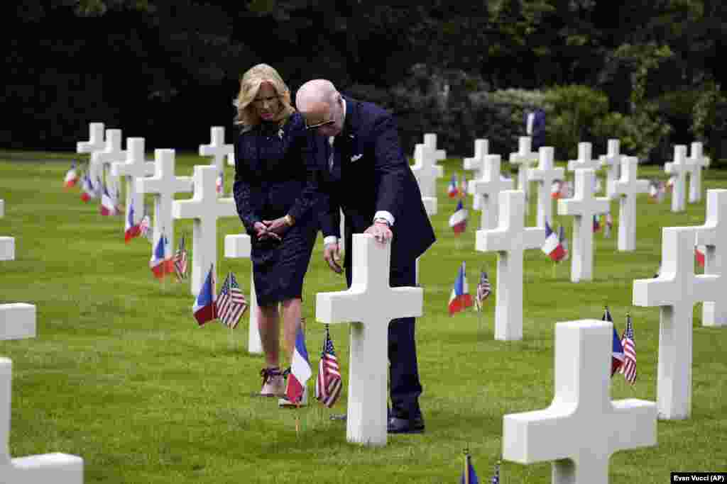 Bajdenovi posećuju grobove na američkom groblju u Normandiji posle ceremonije obeležavanja 80. godišnjice Dana D.