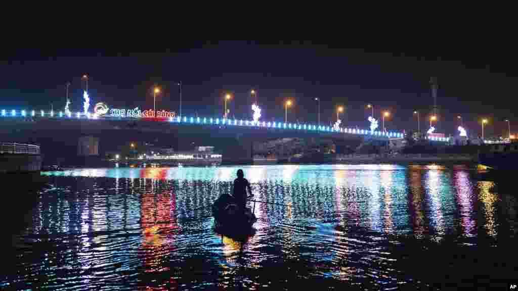 &bdquo;Az éghajlatváltozás egyszerre katalizátor és gyorsító tényezője a migrációnak&rdquo; - mondta el Mimi Vu, Ho Si Minh-városban élő emberkereskedelemmel és migrációval foglalkozó szakember az AP riporterének. A&nbsp; megélhetésnek ártott, és súlyosbítja az egyenlőtlenségeket egy olyan régióban, amely még mindig kevésbé fejlett, mint Vietnám más részei. A területen sem a tiszta vízhez való folyamatos hozzáférés, sem a megfelelő egészségügyi ellátás, sem az oktatás nem biztosított&nbsp; &nbsp;