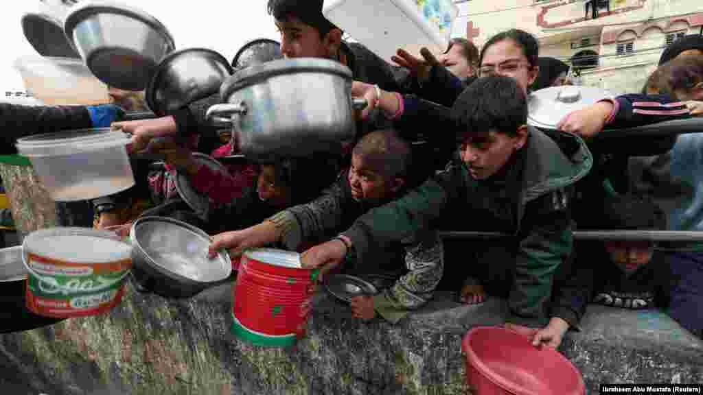 Gyermekétkeztetés a Gázai övezetben 2024. február 13-án.&nbsp;Az ENSZ figyelmeztetett, hogy északon meredeken emelkedett a kisgyermekek körében az akut alultápláltság, már meghaladja a kritikus tizenöt százalékos küszöbértéket