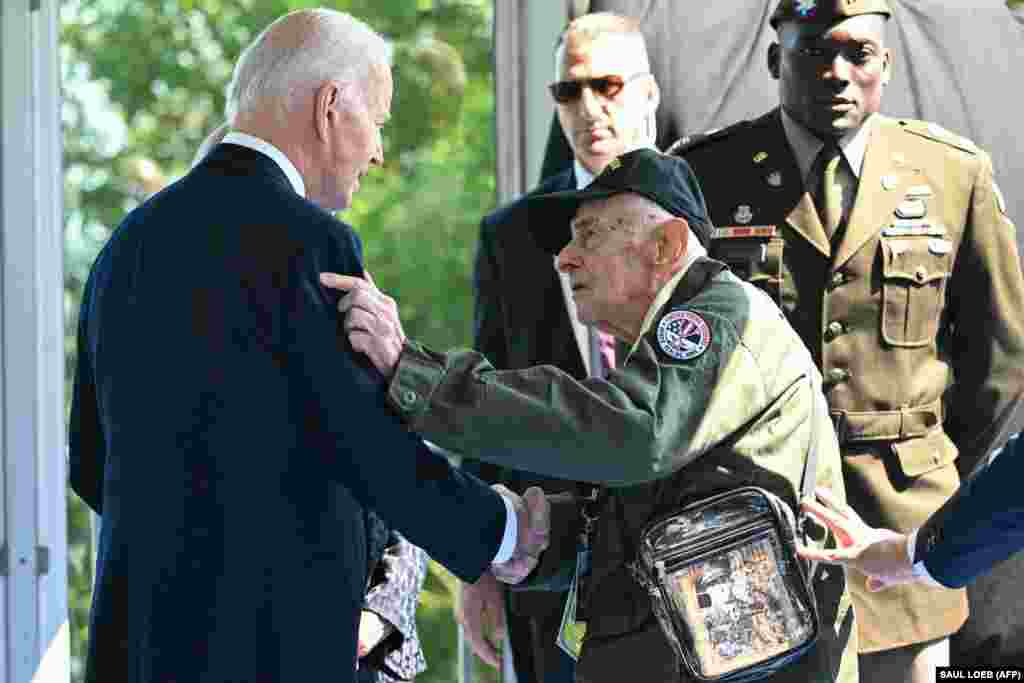 Bajden na susretu s još jednim veteranom tokom ceremonije.