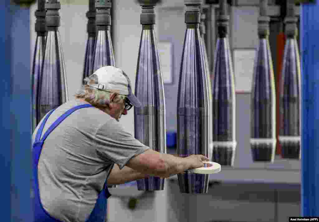 Un angajat la Rheinmetall asamblează obuzele destinate Ucrainei.&nbsp; Din aprilie 2022, când Germania a acceptat să furnizeze Ucrainei armament greu pentru a lupta împotriva invaziei rusești, producția anuală de obuze pentru tancuri a Rheinmetall a crescut abrupt de la 60 de mii la 240 de mii.