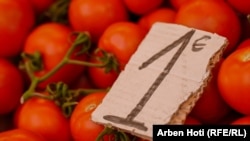 Në një nga tezgat e tregut çmimi për një kilogram domate ishte një euro.