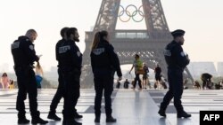 Френски полицаи патрулират в района на Айфеловата кула в Париж, 7 юни 2024 г.