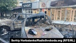 Изгорели шасита на автомобили се виждат на мястото на ракетен удар в Костянтинивка, Донецка област, Украйна, 6 септември 2023 г.