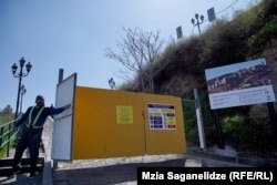 წარწერა კარზე: „ნარიყალას ციხის რეკონსტრუქცია-რეაბილიტაციის პროექტის ფარგლებში მიმდინარე სამუშაოების გამო ციხე დროებით დაკეტილია დამთვალიერებლებისთვის. გთხოვთ, დაემორჩილოთ გამაფრთხილებელ და ამკრძალავ ნიშნებს".