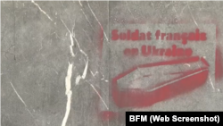 Șabloanele graffiti măsurau 30 de centimetri pe 30 de centimetri.