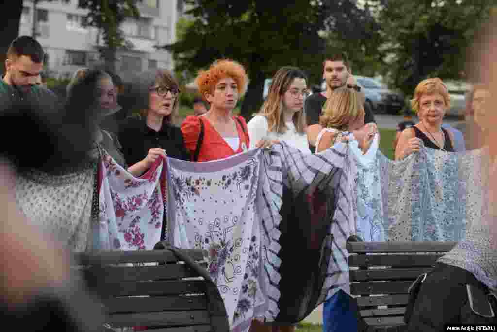 &quot;Marame su simbol žena Srebrenice, žena Bosne i Hercegovine koje su i danas nositeljke mira, koje žive u svim tim sredinama&quot;, navela je Sofija Todorović iz nevladine Inicijative mladih za ljudska prava (YIHR).&nbsp; Inicijativa mladih je, uz Forum ZFD i još nekoliko nevladinih udruženja, pozvala na skup u Beogradu.&nbsp;