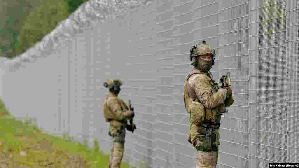 Ofițerii unităților speciale de grăniceri din Letonia patrulează de-a lungul gardului de la granița cu Belarus, lângă Robeznieki. Riga a acuzat forțele de securitate din Belarus că au deteriorat gardul de graniță și că au lăsat să intre ilegal patru migranți, în ceea ce a numit &bdquo;o altă provocare&rdquo; a guvernului de la Minsk.